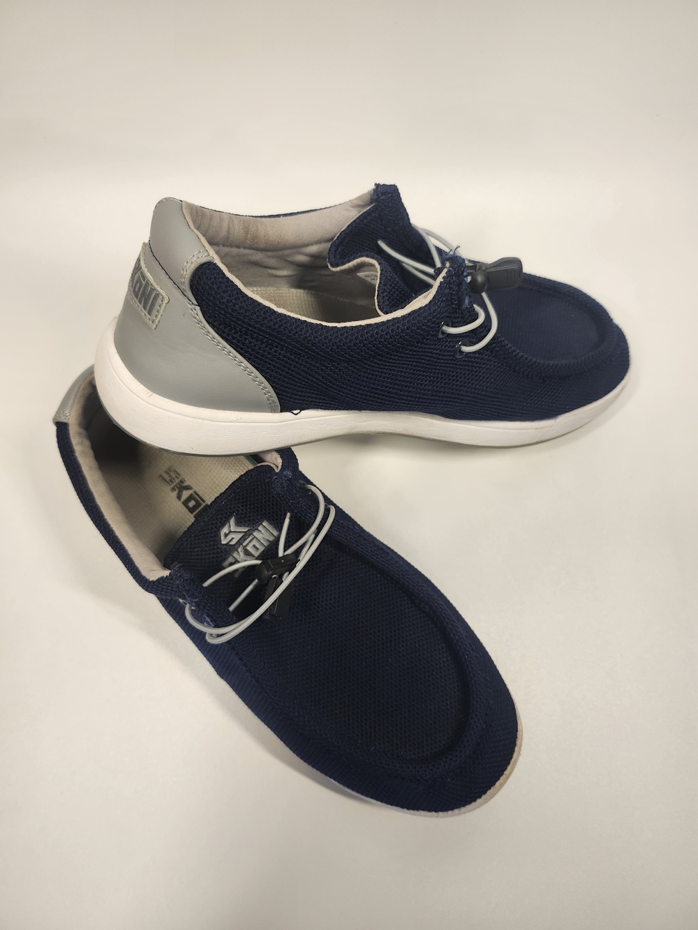 Men's Navy Knit Athletic Sneakers with Gray Heel